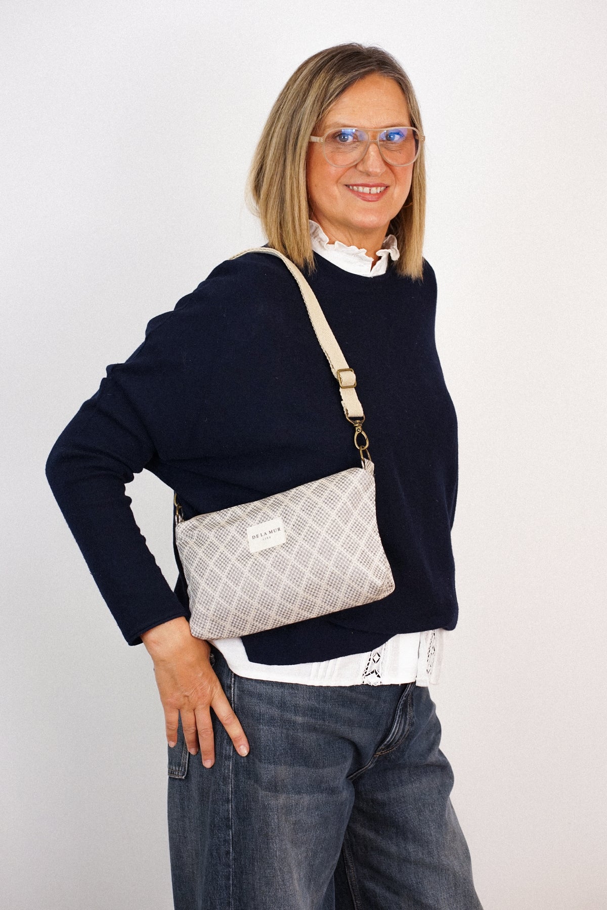 Bolso clutch Pant, estampado en negro, azul, blanco, vista frontal — De La Mur
