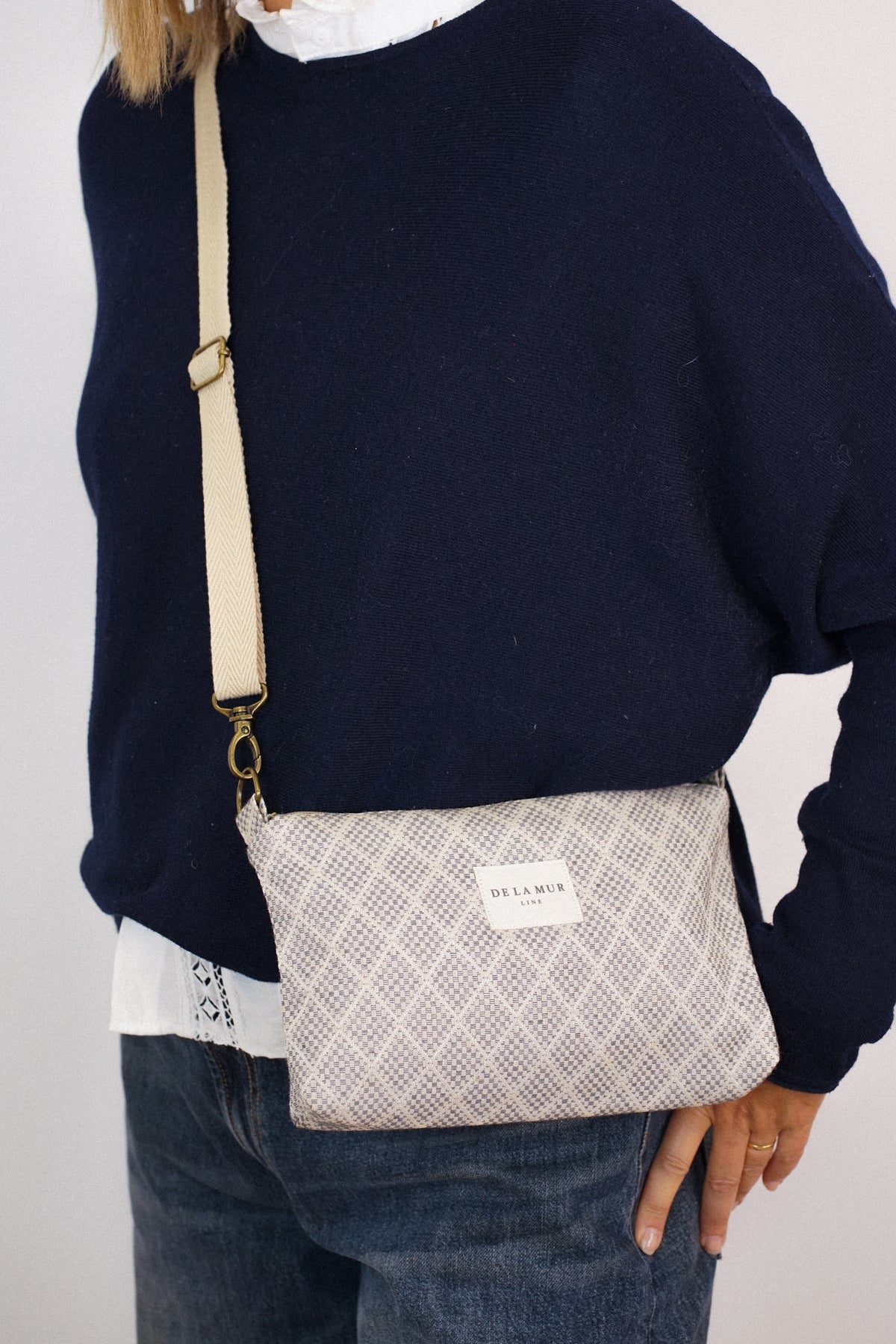 Bolso clutch Pant, estampado en negro, azul, blanco, vista en uso — De La Mur