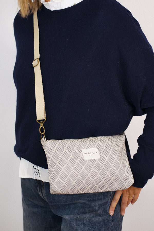 Bolso clutch Pant, estampado en negro, azul, blanco, vista en uso — De La Mur