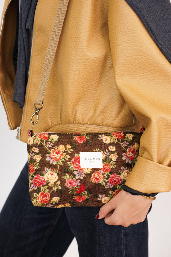 Bolso clutch Pepi, estampado en naranja, terracota, gris, vista en uso — De La Mur