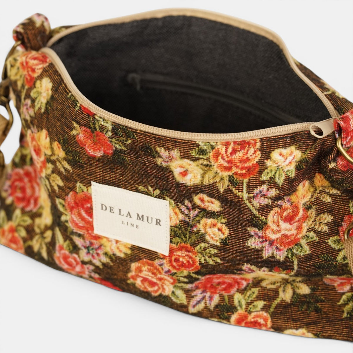 Bolso clutch Pepi, estampado en naranja, terracota, gris, detalle del producto — De La Mur