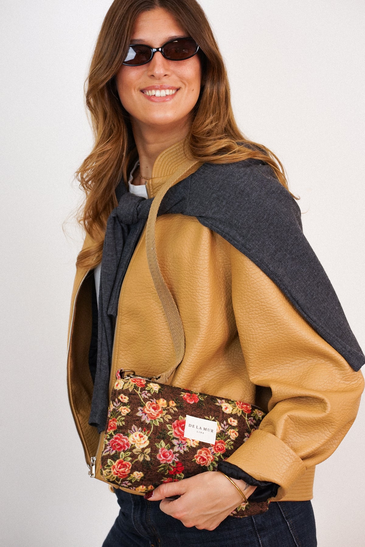 Bolso clutch Pepi, estampado en naranja, terracota, gris, vista frontal — De La Mur