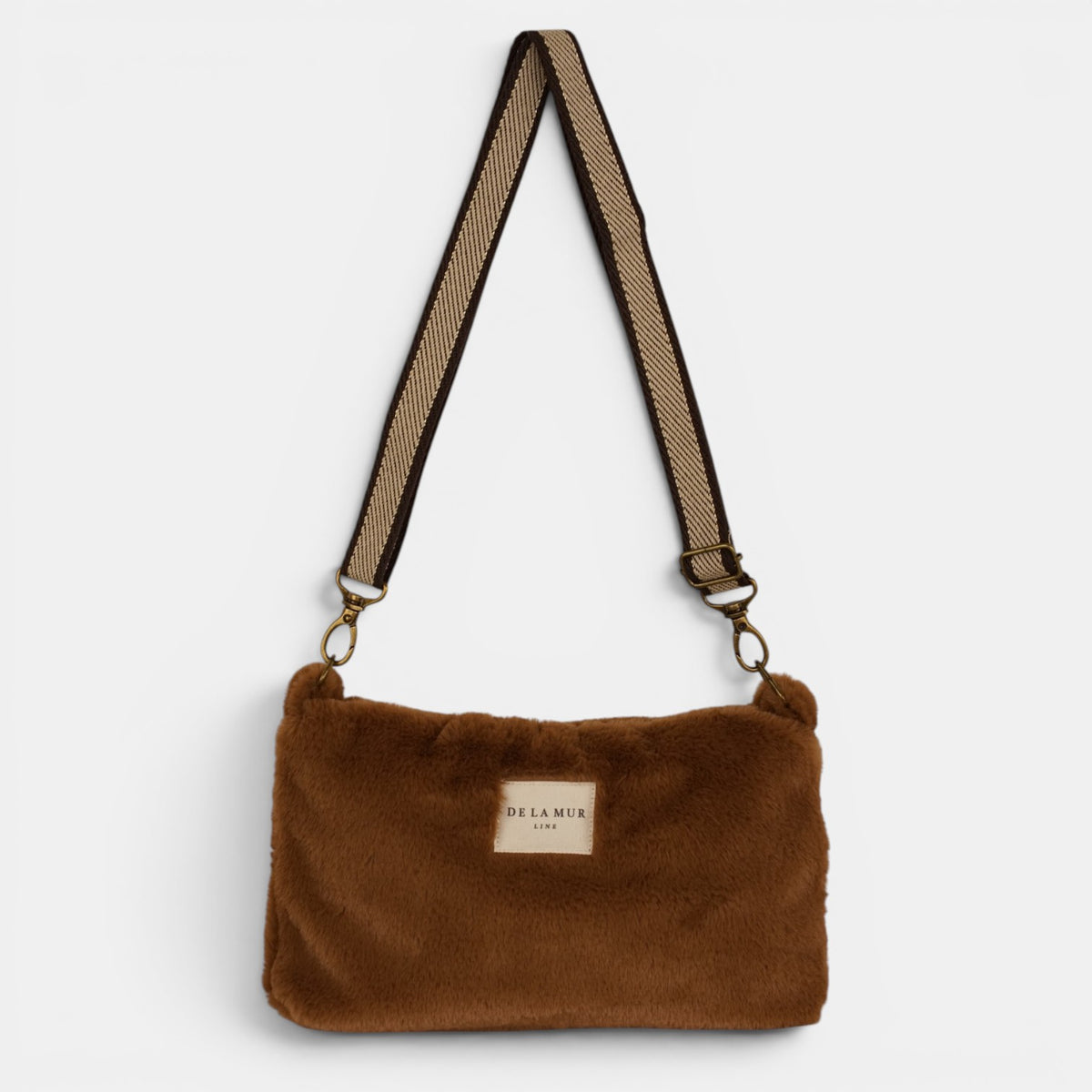 Bolso clutch Pile, estampado en beige, blanco, terracota, detalle del estampado y el material — De La Mur