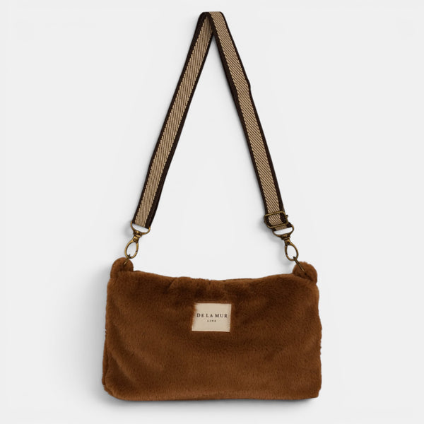 Bolso clutch Pile, estampado en beige, blanco, terracota, detalle del estampado y el material — De La Mur