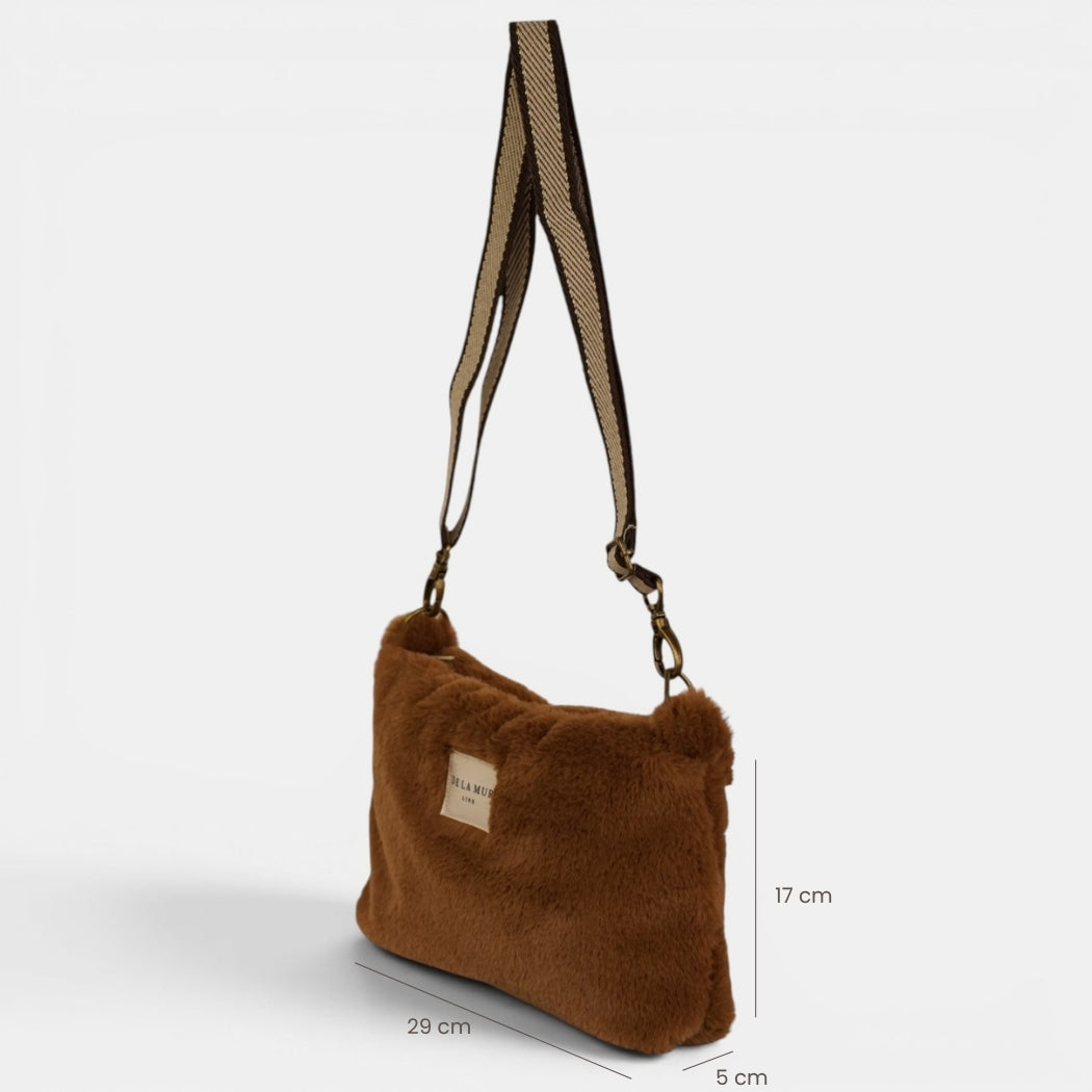 Bolso clutch Pile, estampado en beige, blanco, terracota, detalle del material y el acabado — De La Mur