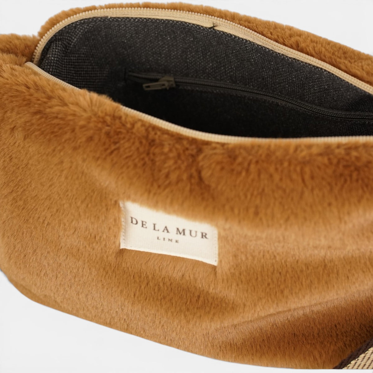 Bolso clutch Pile, estampado en beige, blanco, terracota, detalle del producto — De La Mur