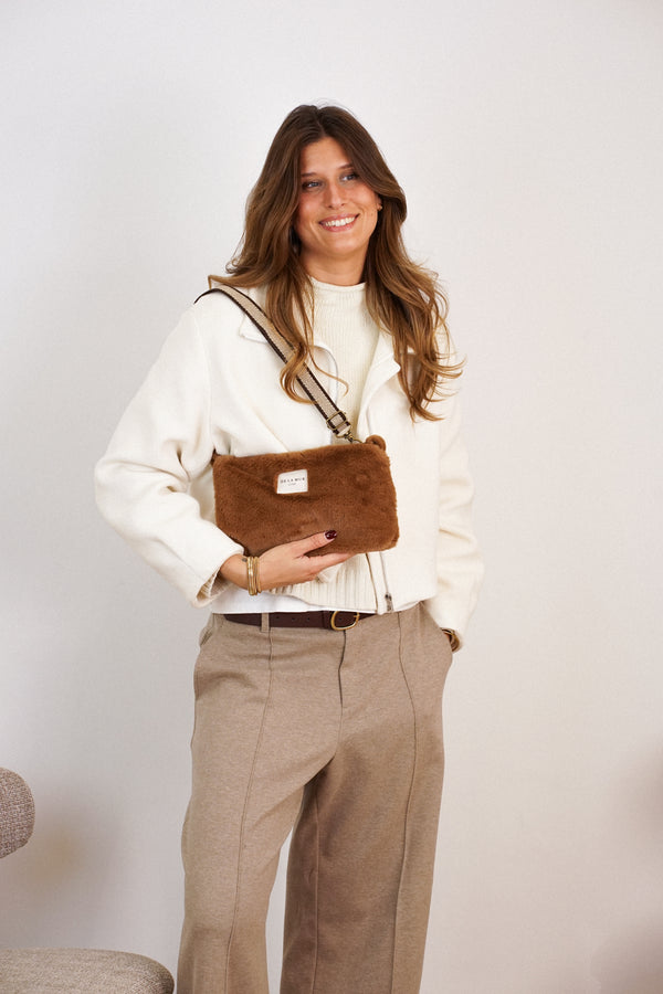 Bolso clutch Pile, estampado en beige, blanco, terracota, vista frontal — De La Mur