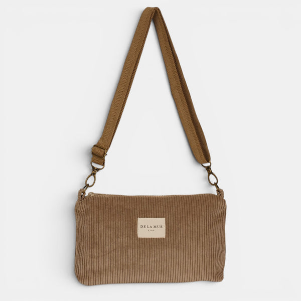 Bolso clutch Toast, estampado en rojo, blanco, azul, detalle del estampado y el material — De La Mur