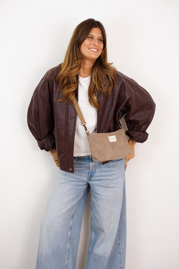 Bolso clutch Toast, estampado en rojo, blanco, azul, vista frontal — De La Mur