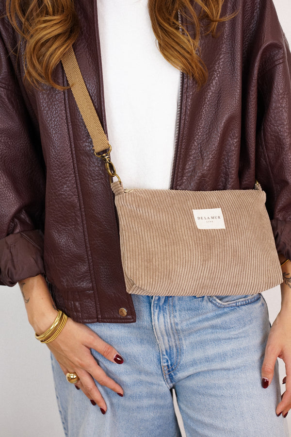 Bolso clutch Toast, estampado en rojo, blanco, azul, vista en uso — De La Mur