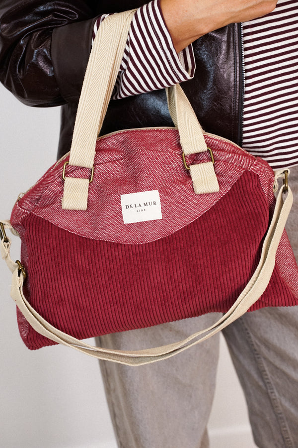 Bolso Arde, estampado en rojo, beige, gris, vista en uso — De La Mur