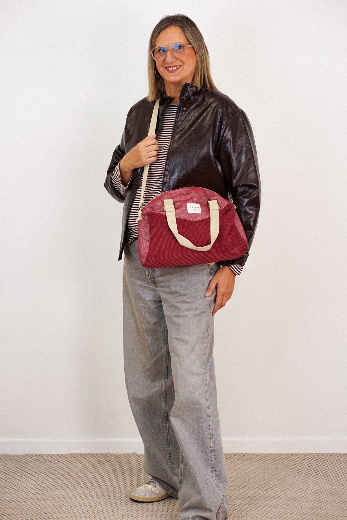 Bolso Arde, estampado en rojo, beige, gris, vista frontal — De La Mur