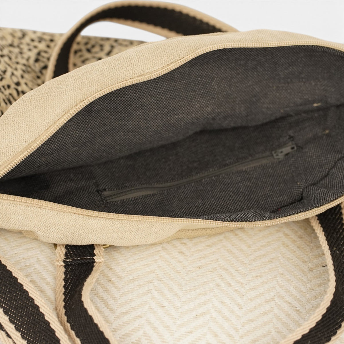 Bolso Koto, estampado en beige, negro, blanco, detalle del producto — De La Mur
