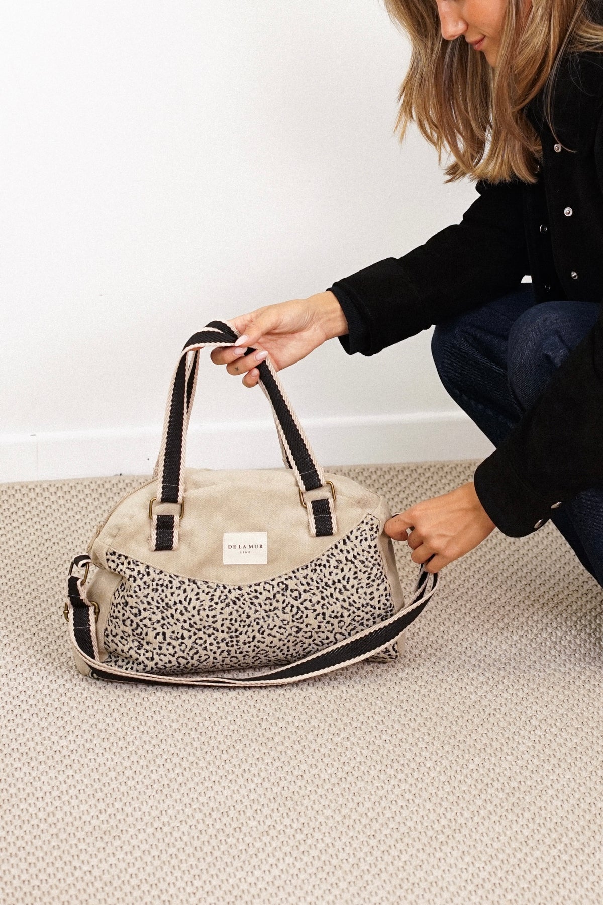 Bolso Koto, estampado en beige, negro, blanco, vista en uso — De La Mur