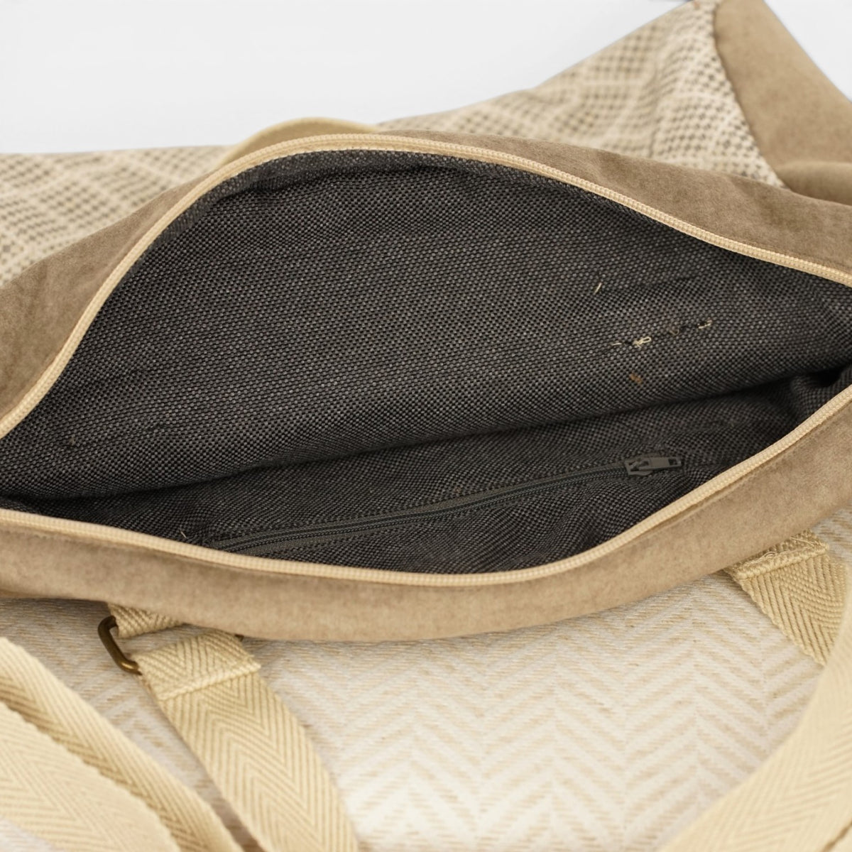 Bolso Pant, estampado en negro, beige, blanco, detalle del producto — De La Mur