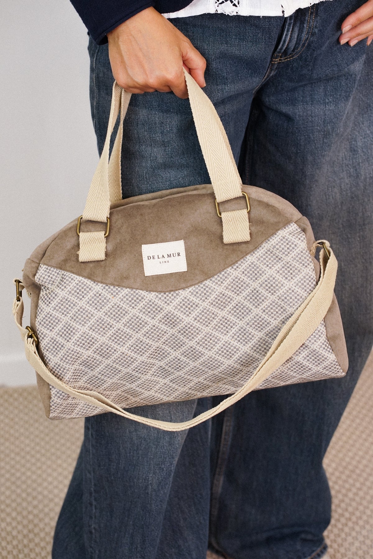 Bolso Pant, estampado en negro, beige, blanco, vista en uso — De La Mur