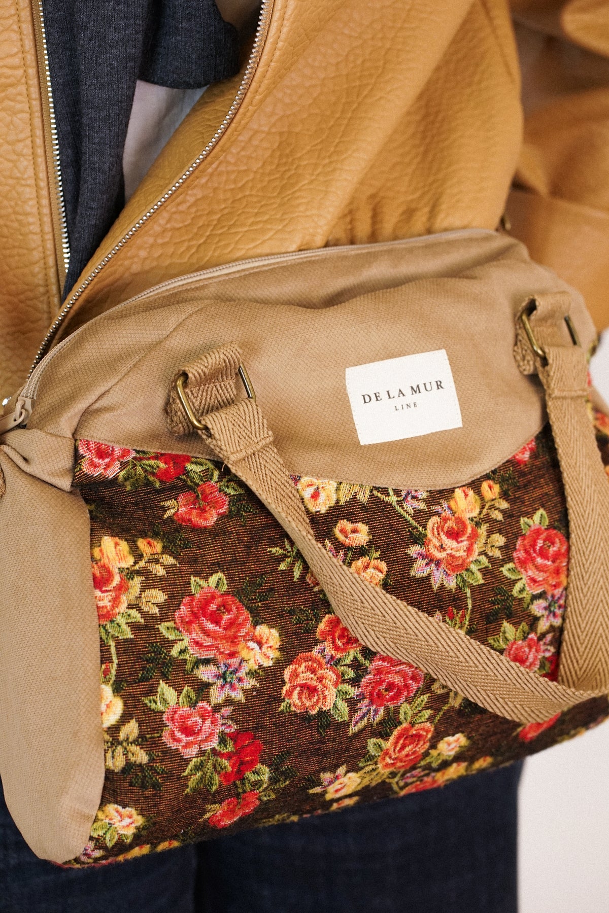 Bolso Pepi, estampado en naranja, terracota, beige, detalle del estampado y el material — De La Mur