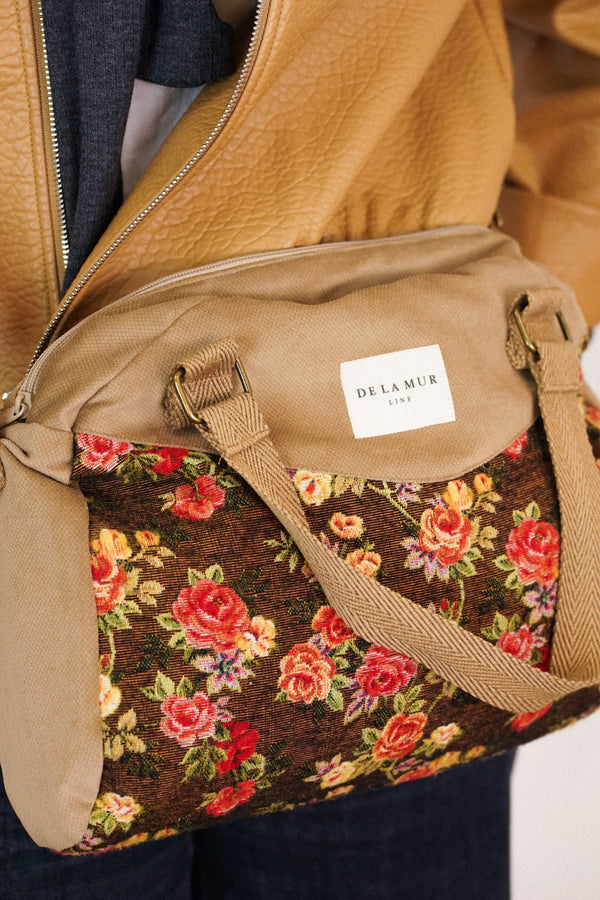 Bolso Pepi, estampado en naranja, terracota, beige, detalle del estampado y el material — De La Mur
