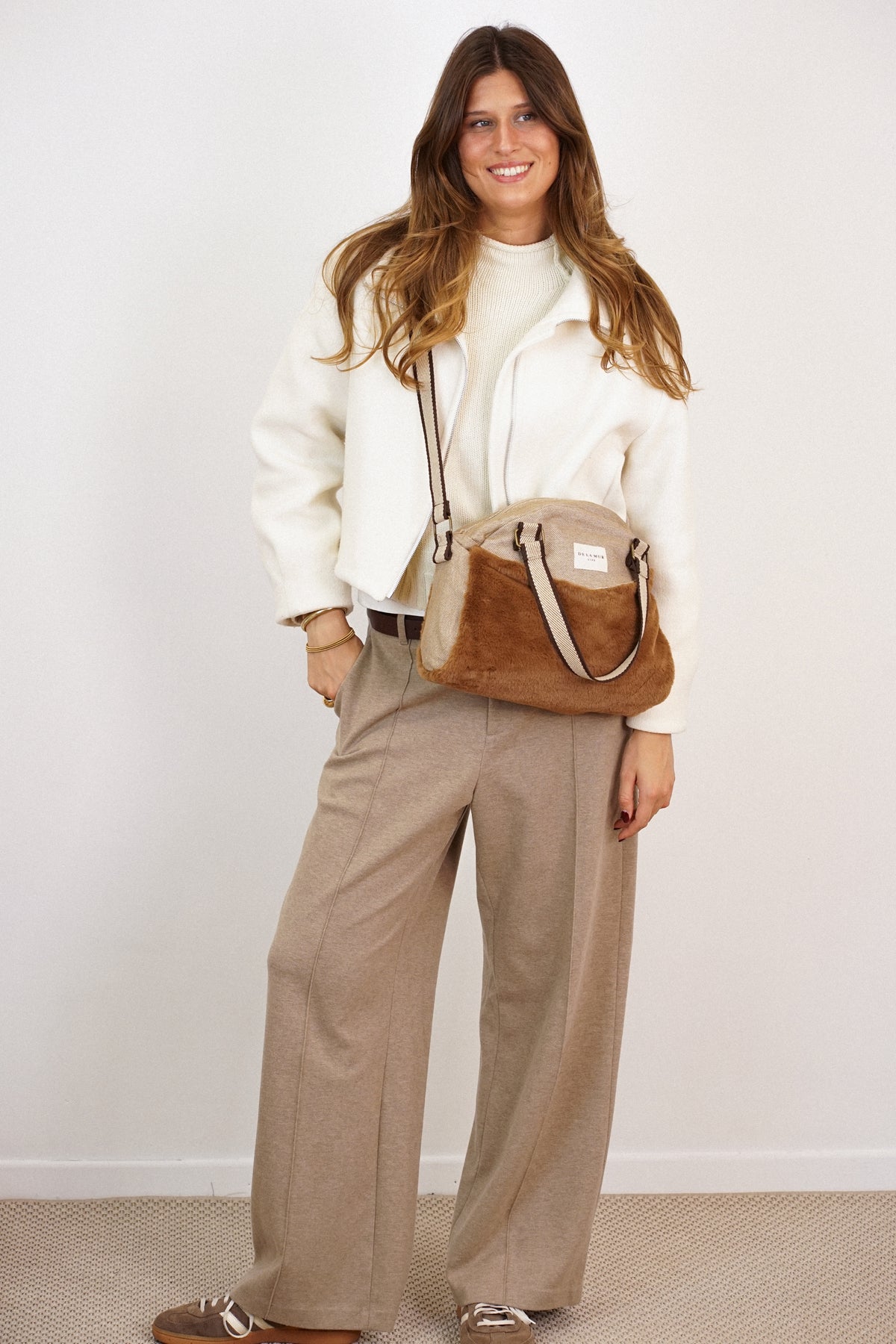 Bolso Pile, estampado en beige, terracota, naranja, vista en uso — De La Mur