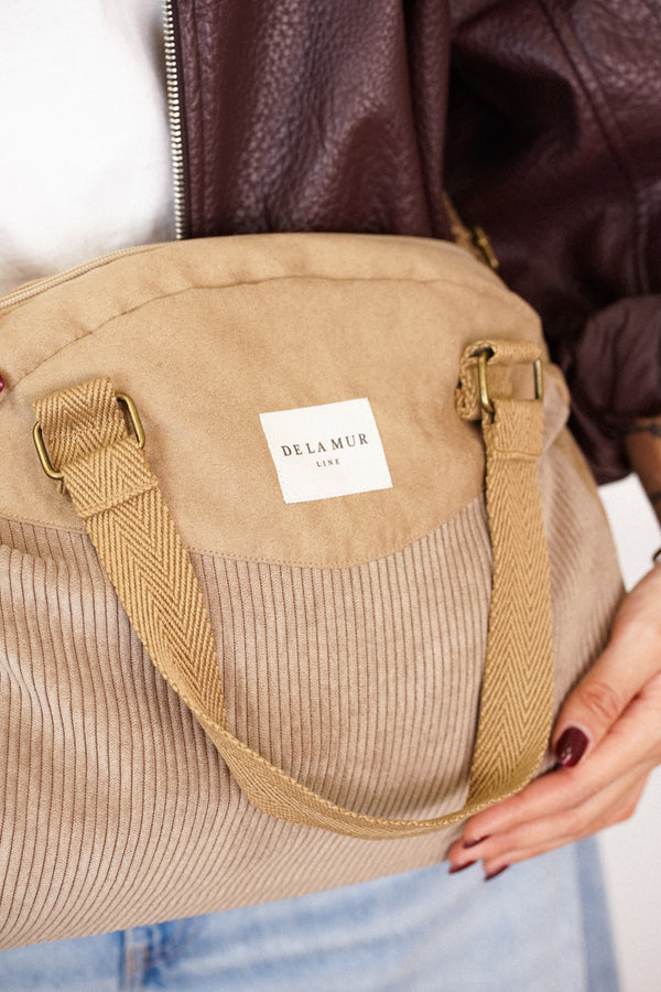 Bolso Toast, estampado en rojo, azul, naranja, detalle del estampado y el material — De La Mur