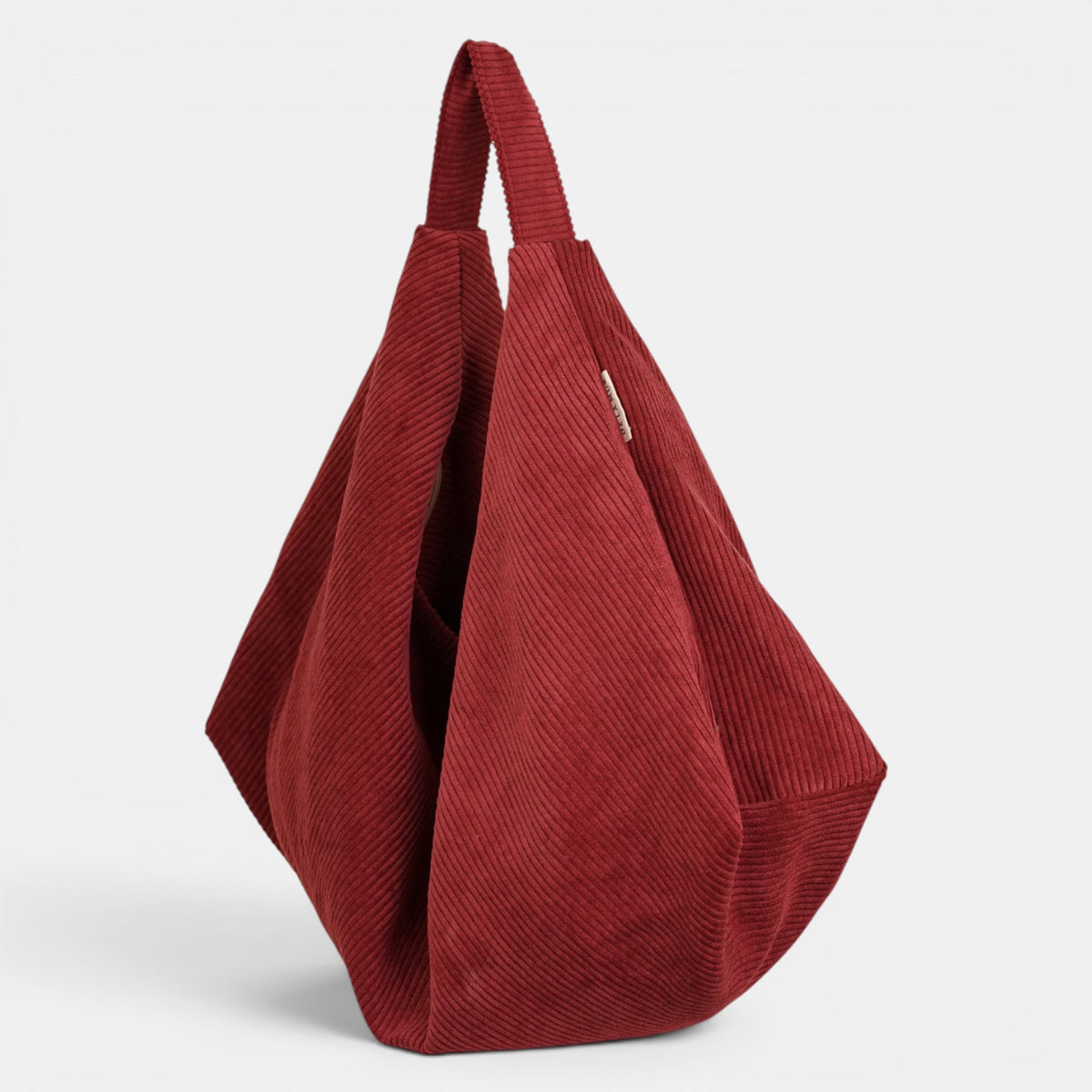 Bolso Arde, estampado en rojo, negro, beige, detalle del material y el acabado — De La Mur