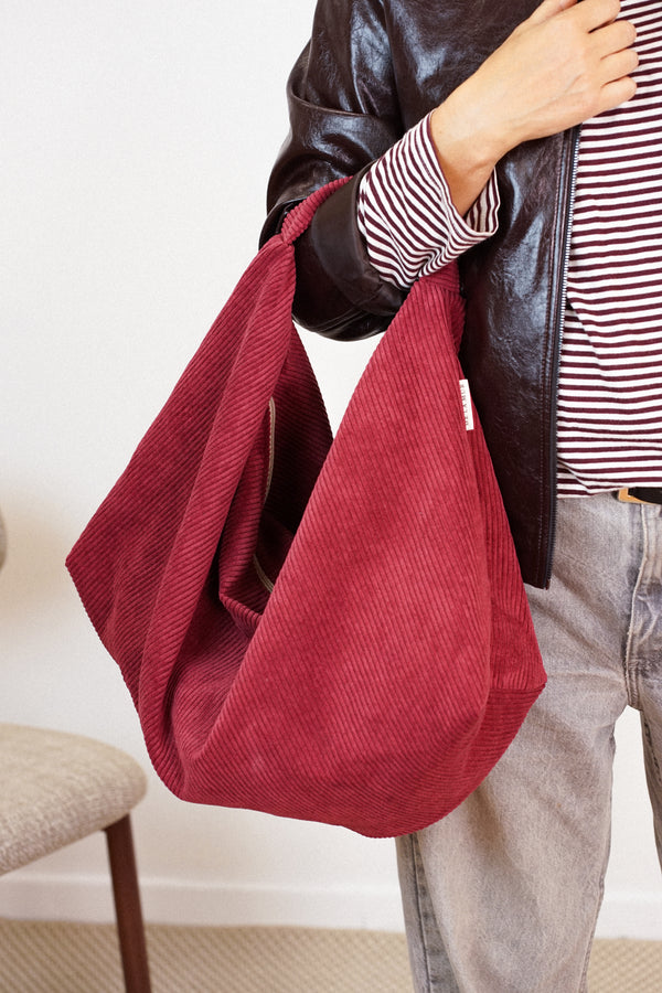 Bolso Arde, estampado en rojo, negro, beige, vista en uso — De La Mur