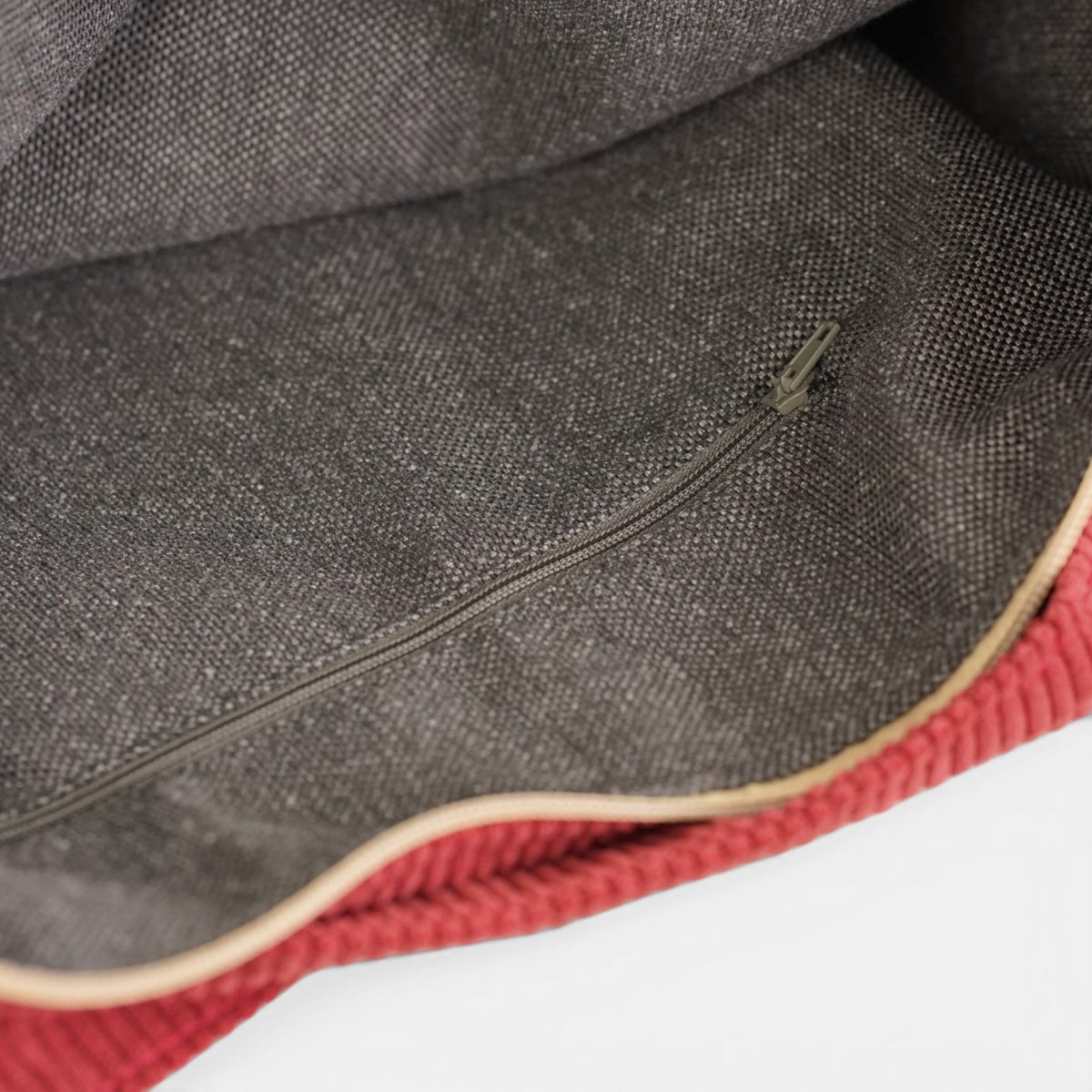 Bolso Arde, estampado en rojo, negro, beige, detalle del producto — De La Mur