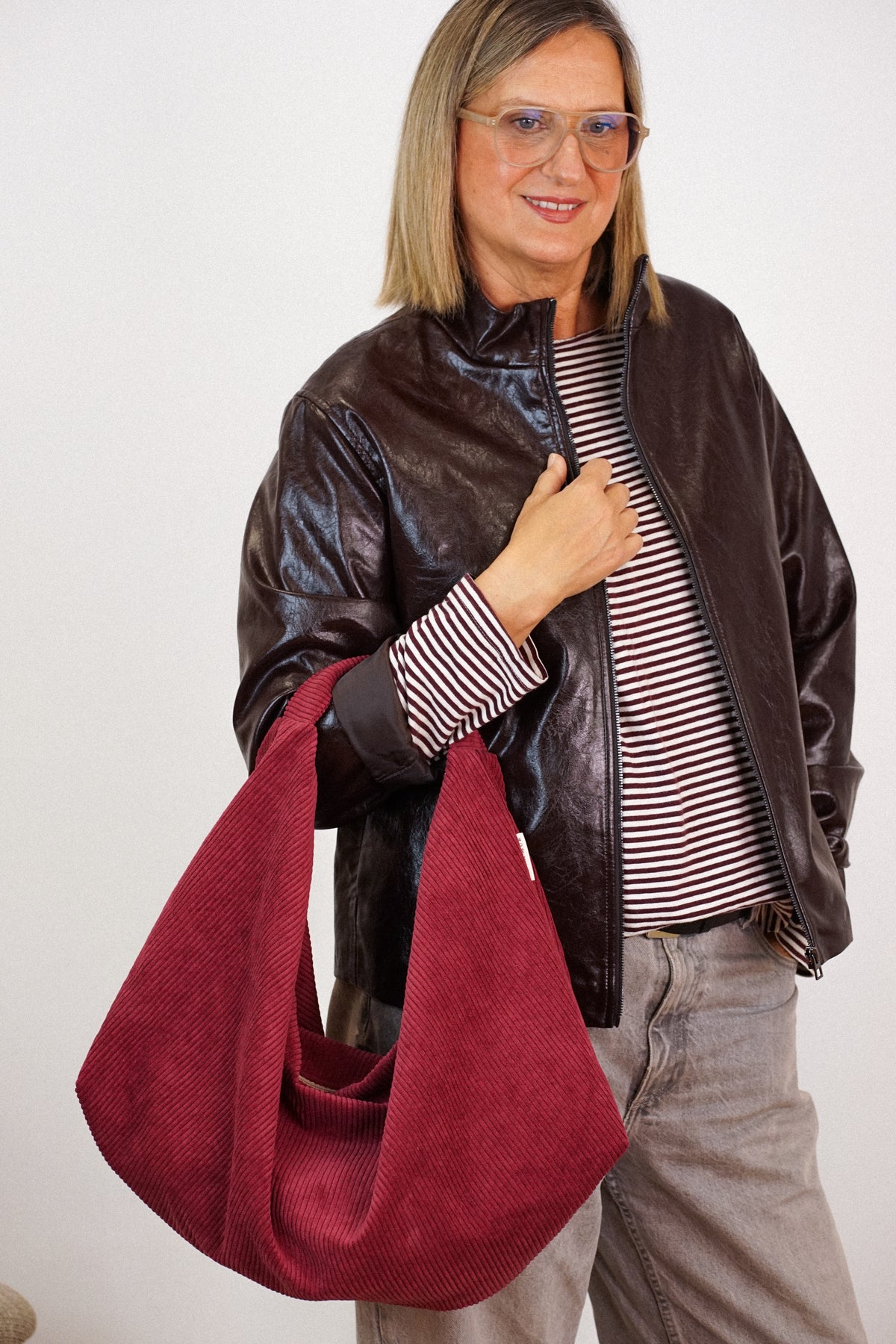 Bolso Arde, estampado en rojo, negro, beige, vista frontal — De La Mur