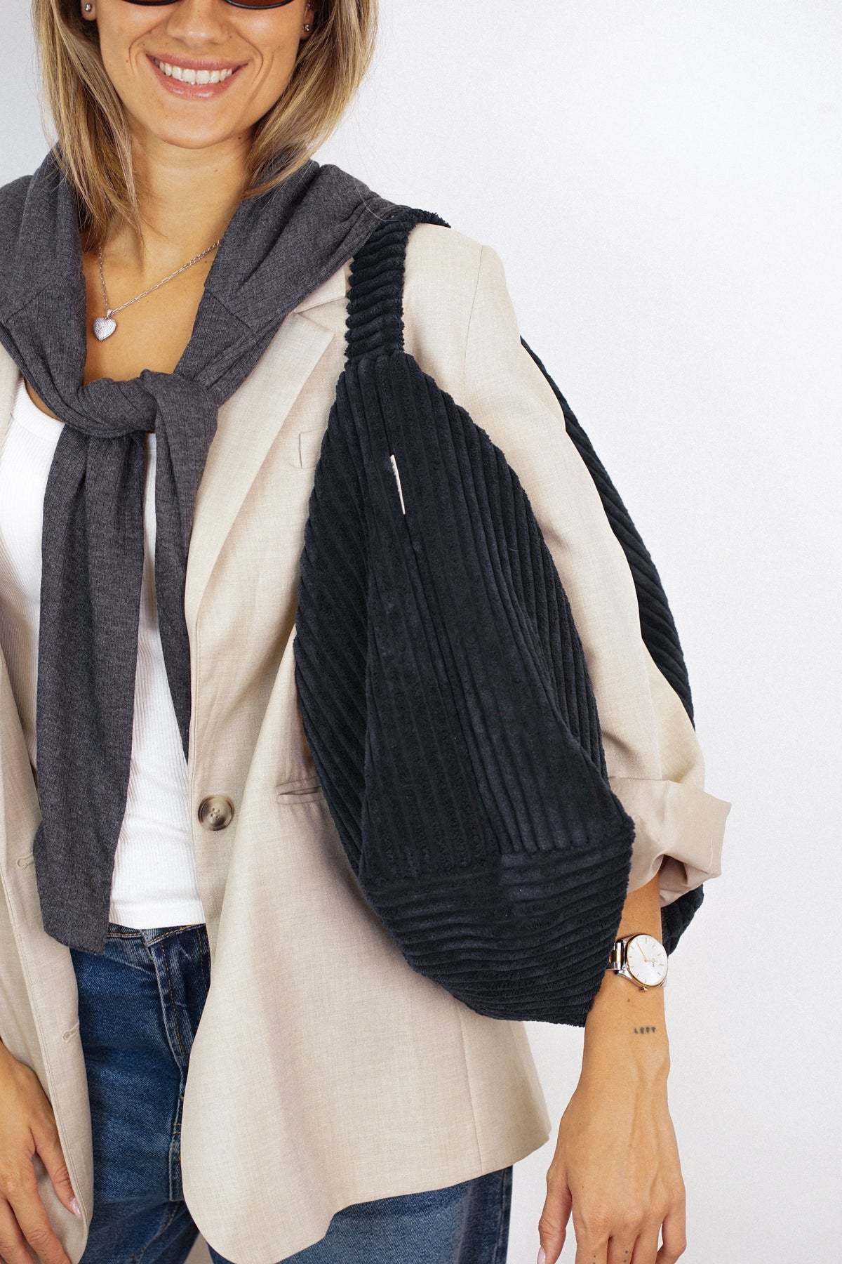 Bolso Curly, estampado en blanco, azul, negro, vista en uso — De La Mur
