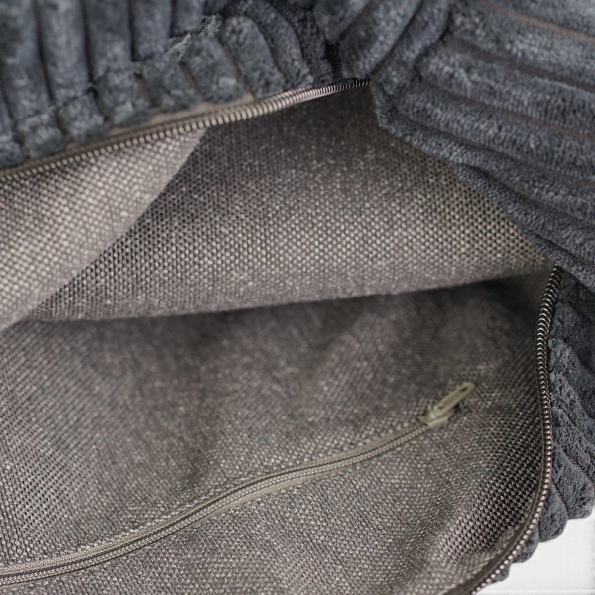 Bolso Curly, estampado en blanco, azul, negro, detalle del producto — De La Mur