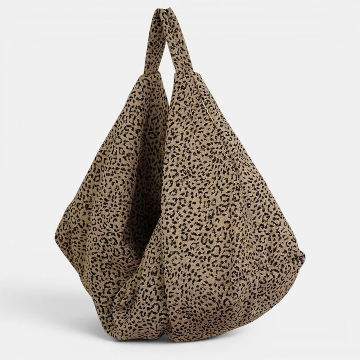 Bolso Koto, estampado en blanco, negro, beige, detalle del material y el acabado — De La Mur