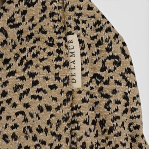 Bolso Koto, estampado en blanco, negro, beige, detalle del producto — De La Mur