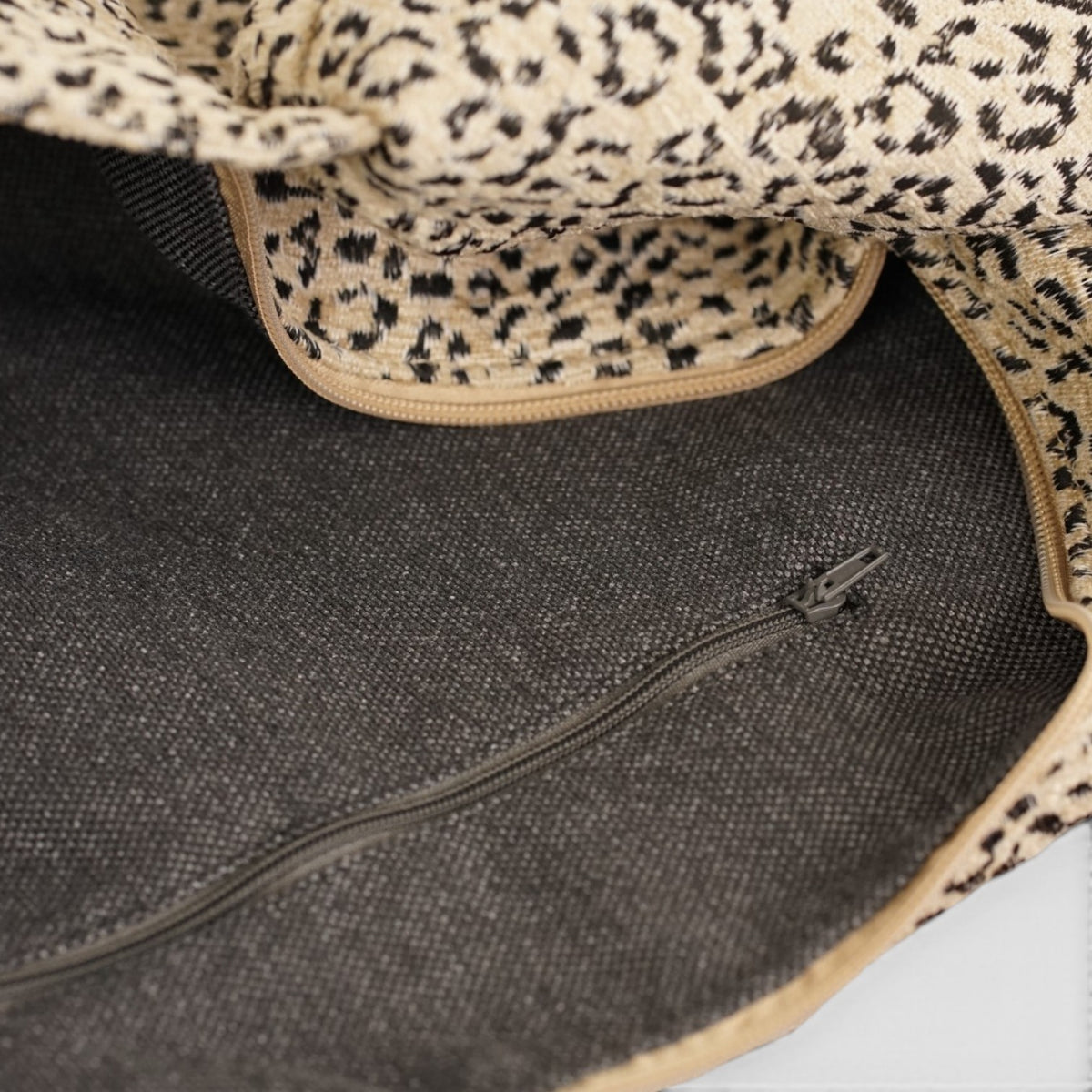 Bolso Koto, estampado en blanco, negro, beige, detalle del producto — De La Mur