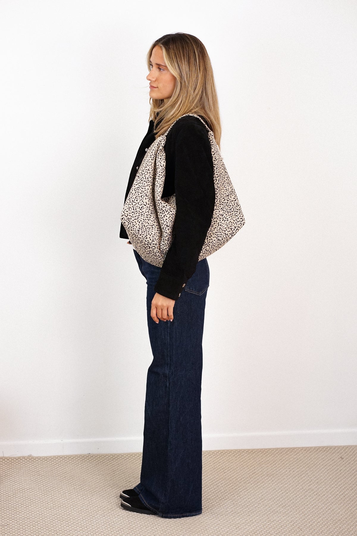 Bolso Koto, estampado en blanco, negro, beige, vista frontal — De La Mur