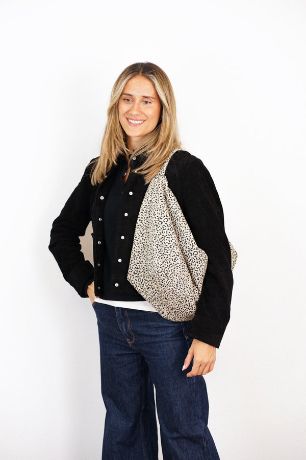 Bolso Koto, estampado en blanco, negro, beige, detalle del estampado y el material — De La Mur