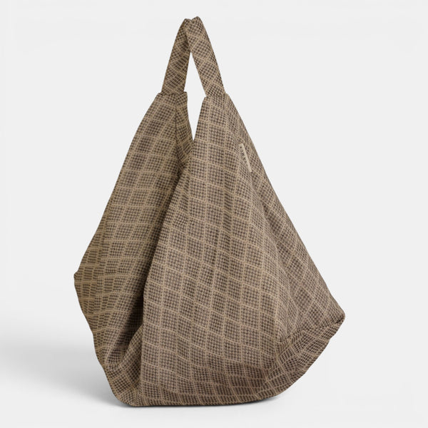 Bolso Pant, estampado en negro, azul, beige, detalle del material y el acabado — De La Mur