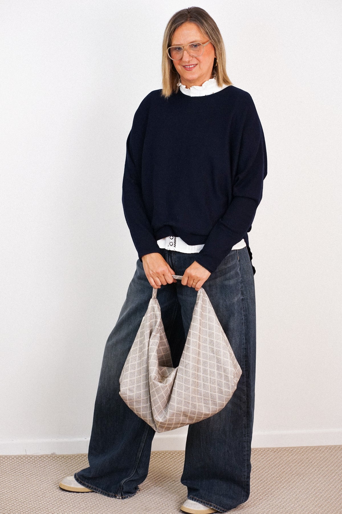 Bolso Pant, estampado en negro, azul, beige, vista en uso — De La Mur