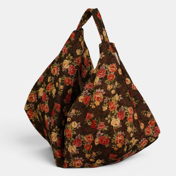 Bolso Pepi, estampado en naranja, negro, terracota, detalle del material y el acabado — De La Mur