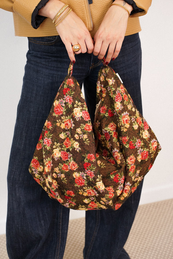 Bolso Pepi, estampado en naranja, negro, terracota, vista en uso — De La Mur