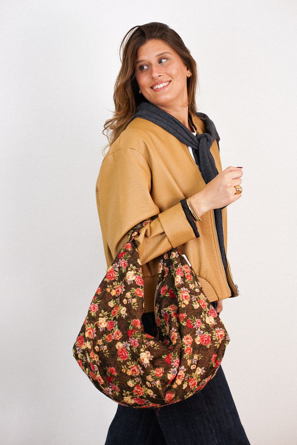 Bolso Pepi, estampado en naranja, negro, terracota, detalle del estampado y el material — De La Mur
