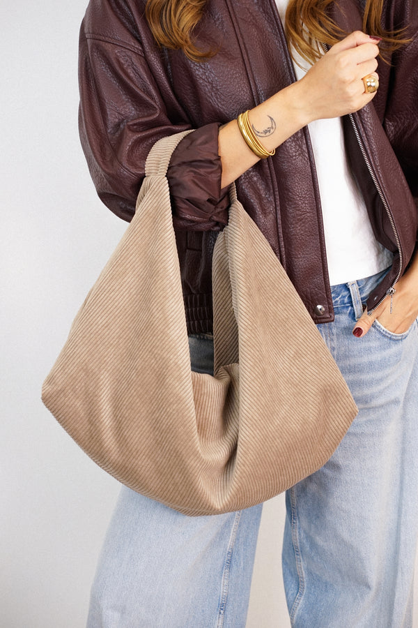 Bolso Toast, estampado en rojo, naranja, terracota, vista en uso — De La Mur