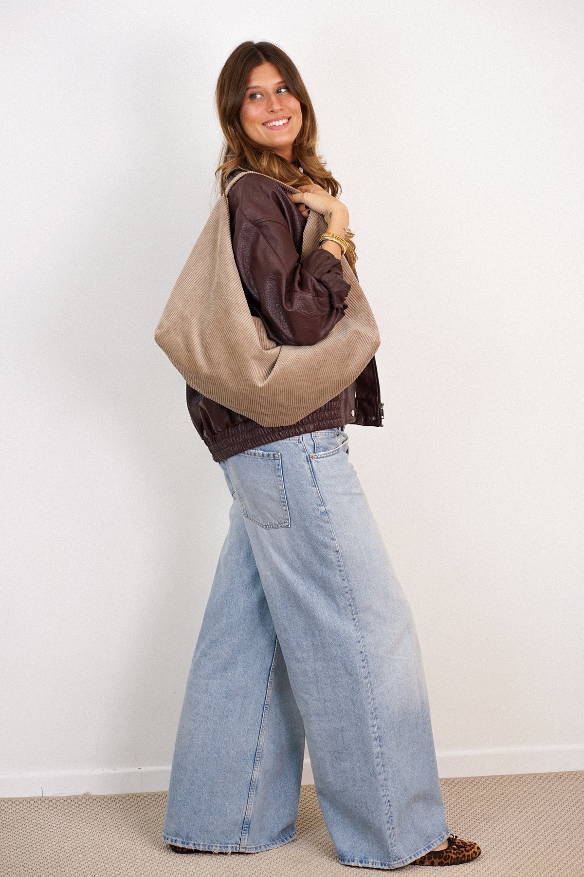 Bolso Toast, estampado en rojo, naranja, terracota, detalle del estampado y el material — De La Mur