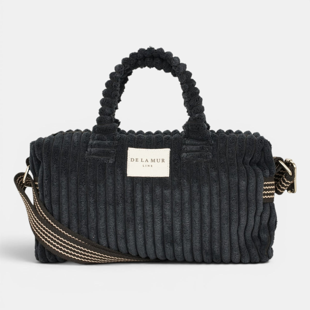 Bolso Curly, estampado en beige, negro, blanco, detalle del material y el acabado — De La Mur
