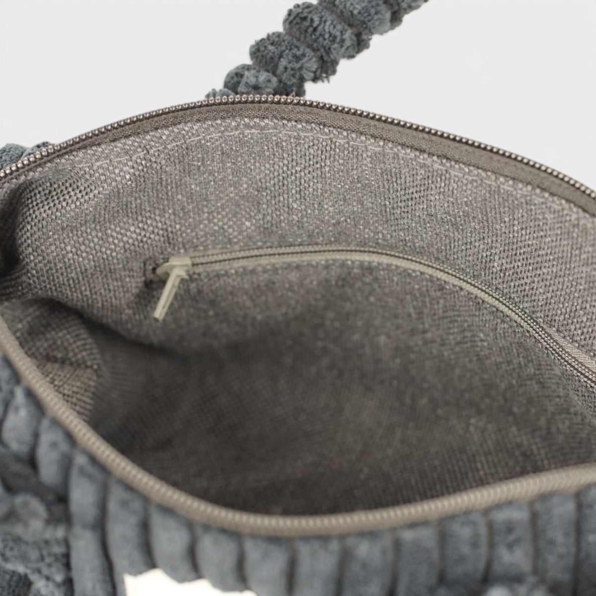 Bolso Curly, estampado en beige, negro, blanco, detalle del producto — De La Mur