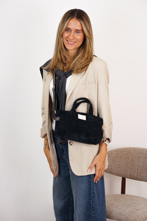 Bolso Curly, estampado en beige, negro, blanco, detalle del estampado y el material — De La Mur