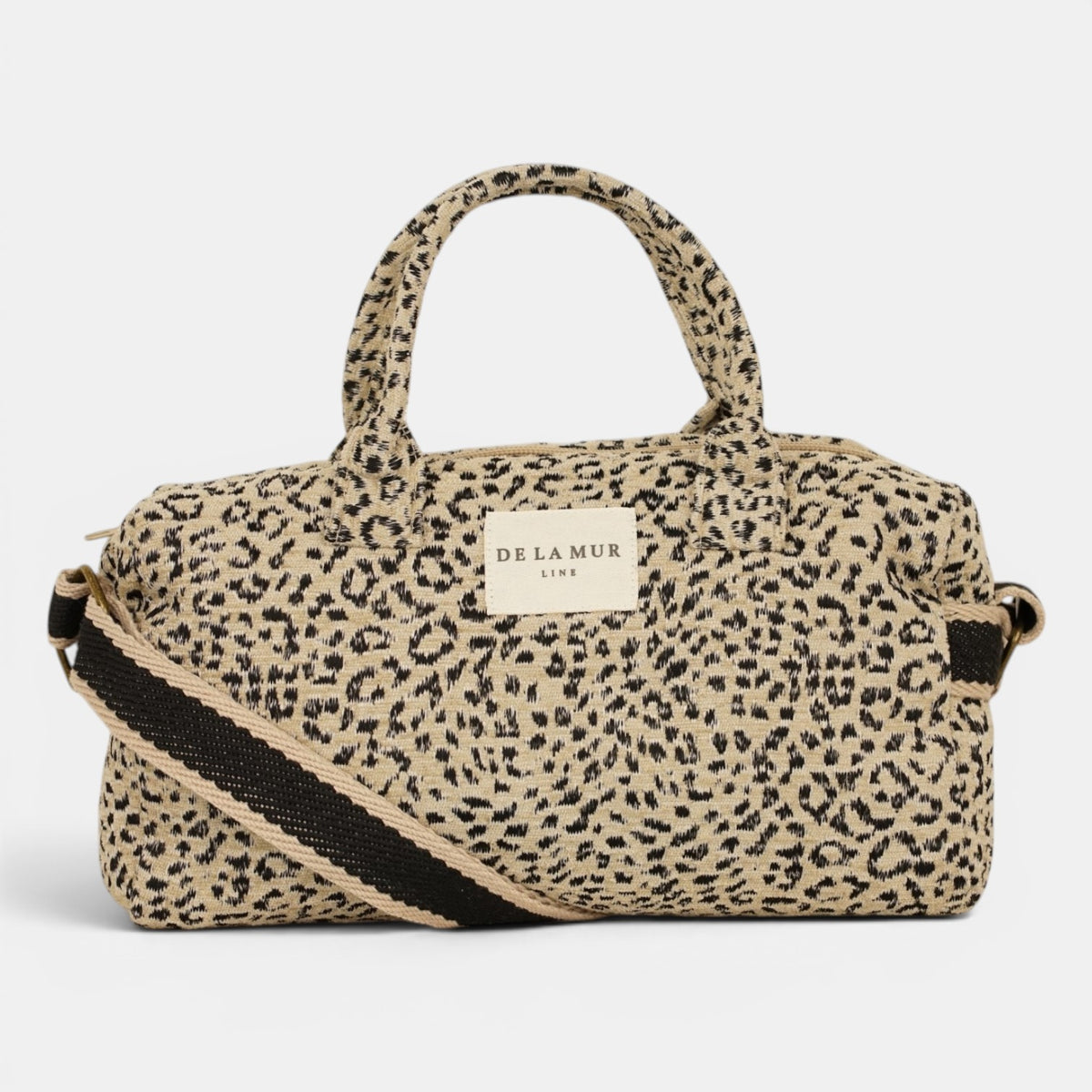 Bolso Koto, estampado en blanco, negro, azul, detalle del material y el acabado — De La Mur