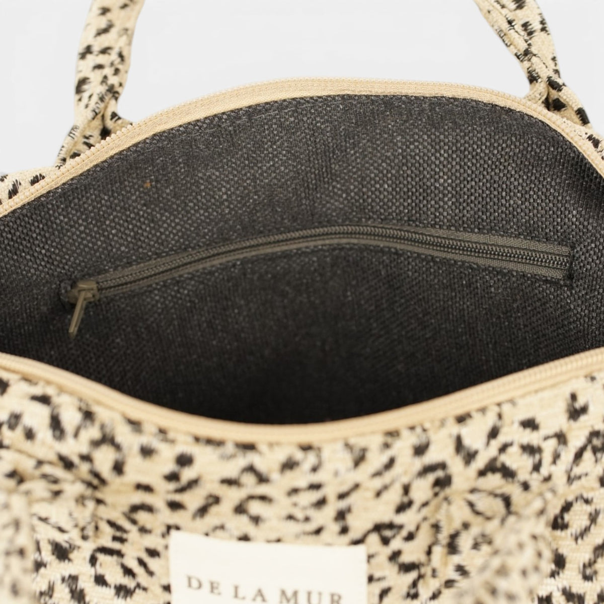 Bolso Koto, estampado en blanco, negro, azul, detalle del producto — De La Mur
