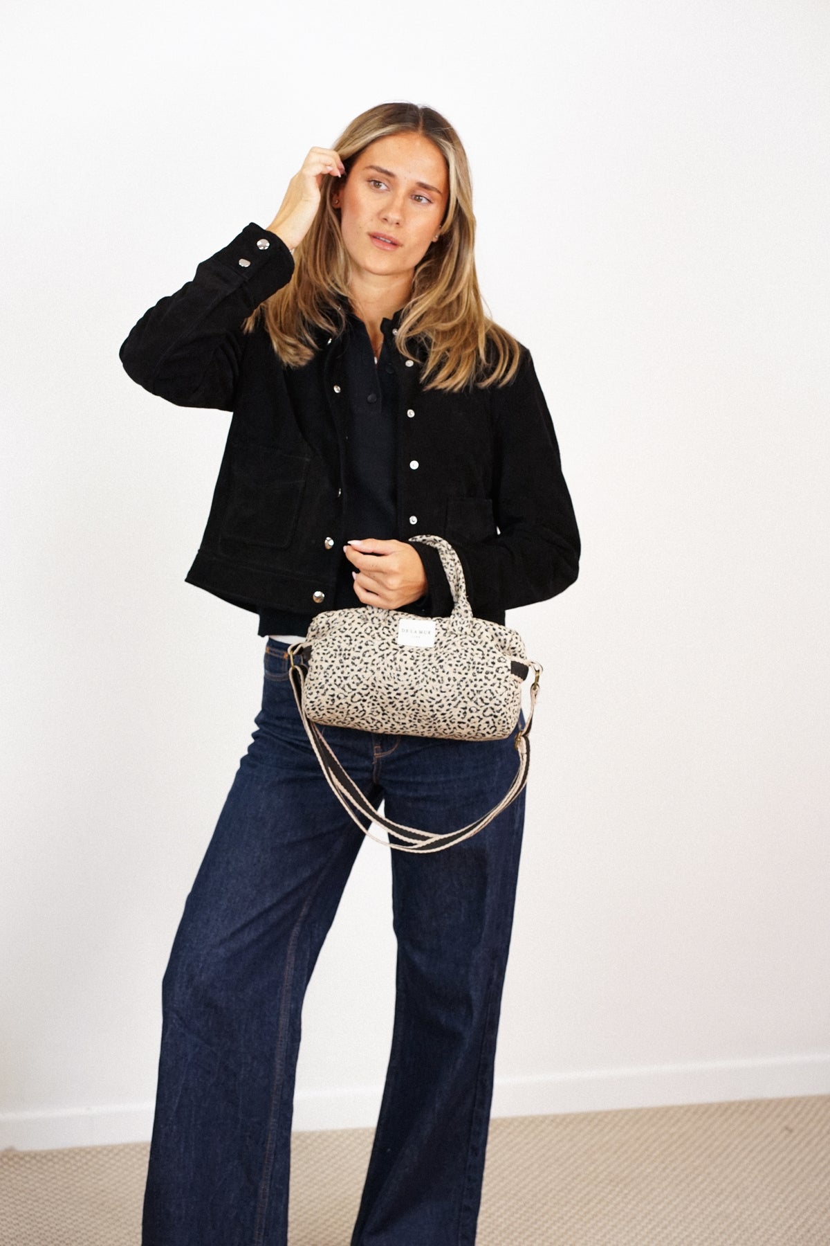 Bolso Koto, estampado en blanco, negro, azul, vista frontal — De La Mur