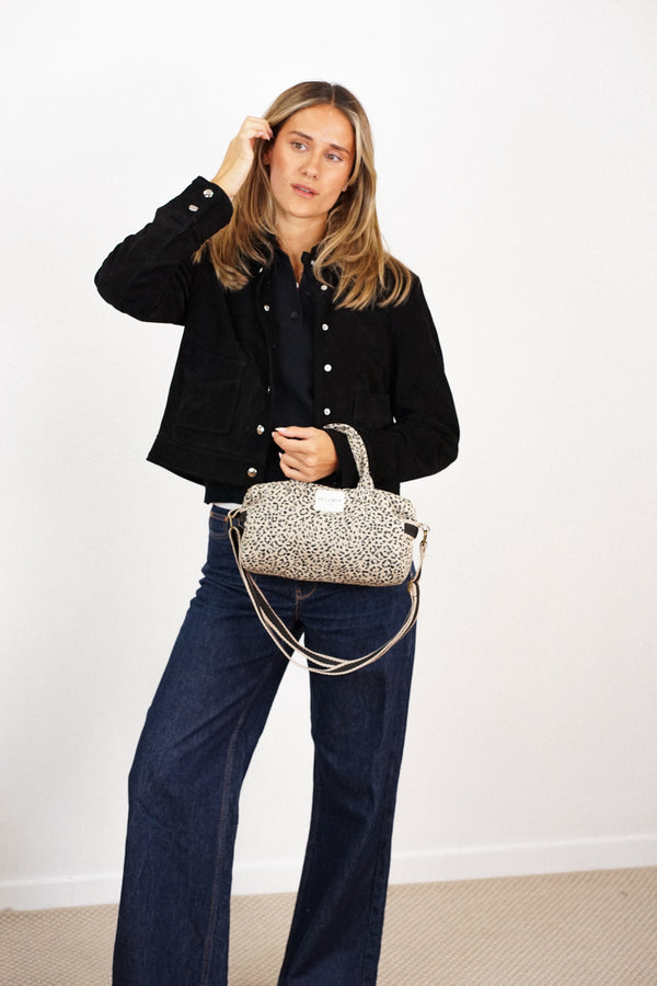 Bolso Koto, estampado en blanco, negro, azul, vista frontal — De La Mur