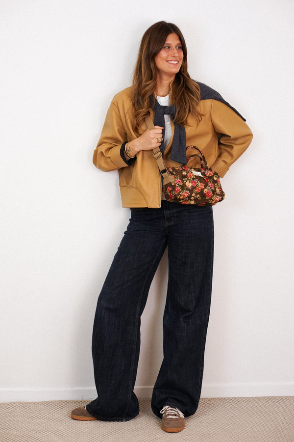 Bolso Pepi, estampado en naranja, negro, beige, detalle del estampado y el material — De La Mur